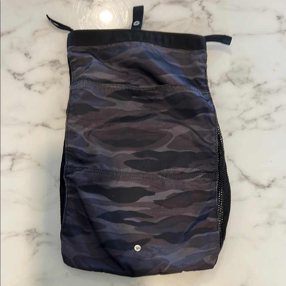 lululemon toiletry bag